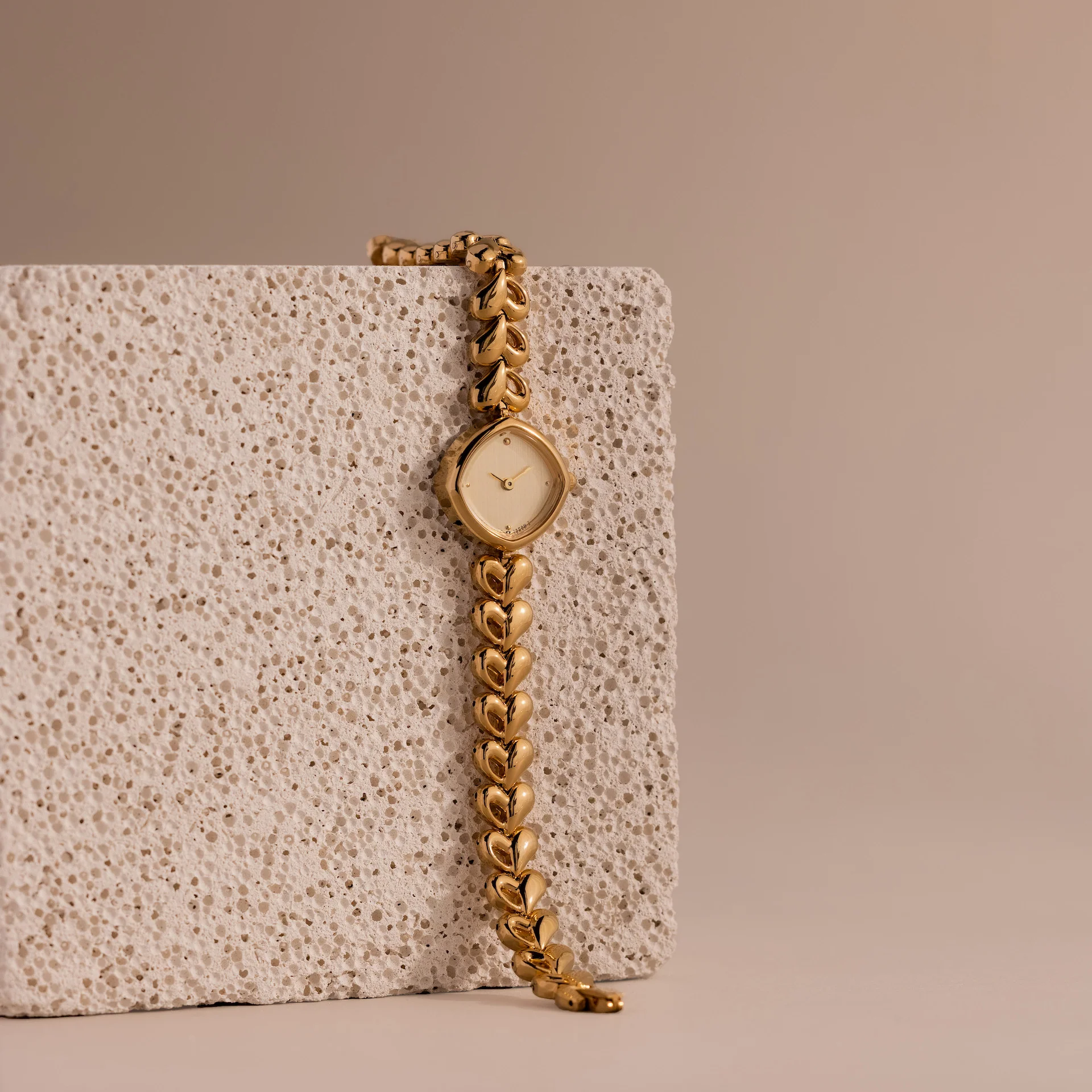 Heart Link Timepiece in 18K Gold - Image 3