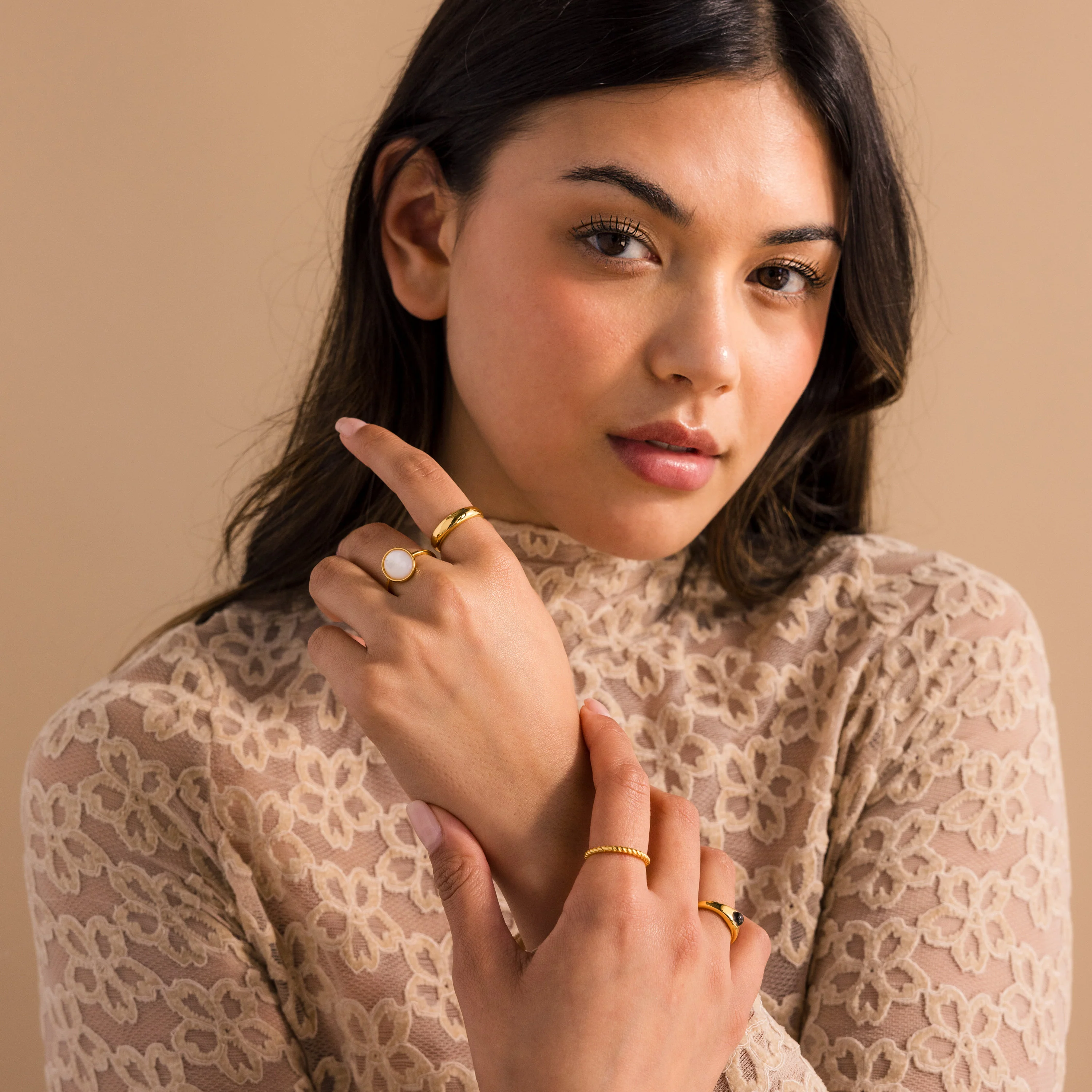 Mother of Pearl Signet Ring in 18K Gold - Image 6