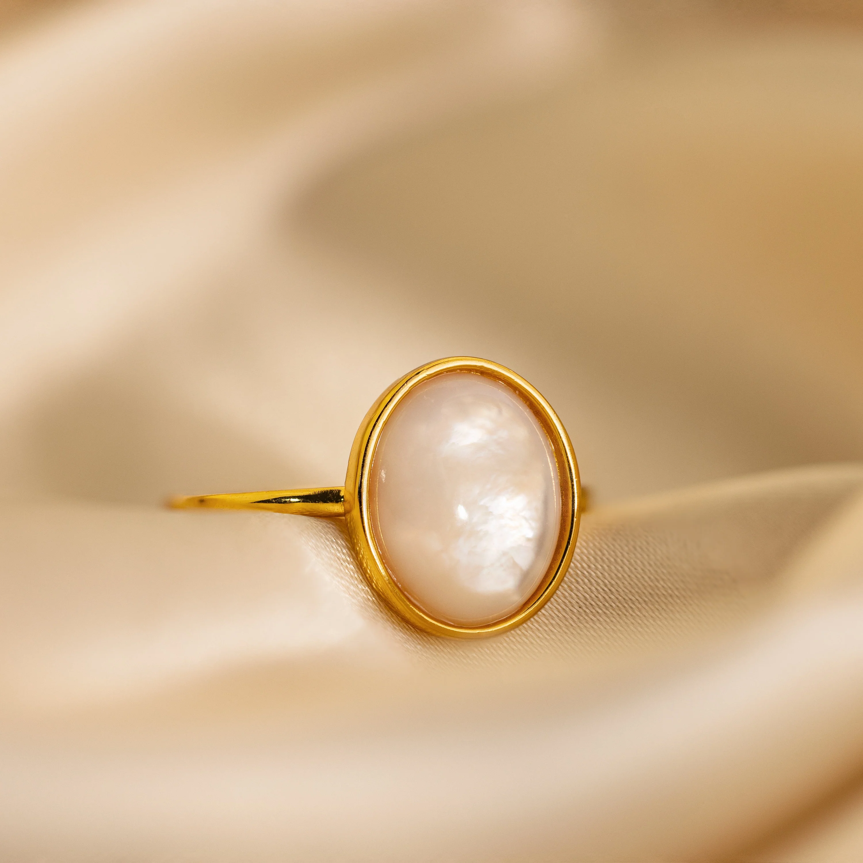 Mother of Pearl Signet Ring in 18K Gold - Image 7