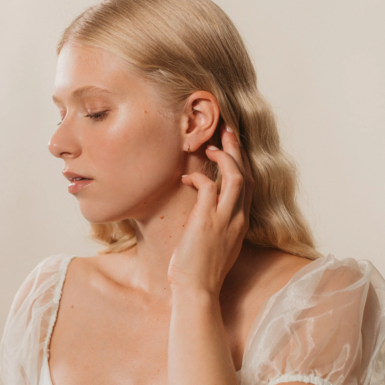 Pave Cartilage Mini Huggies in 18K Gold - Image 4